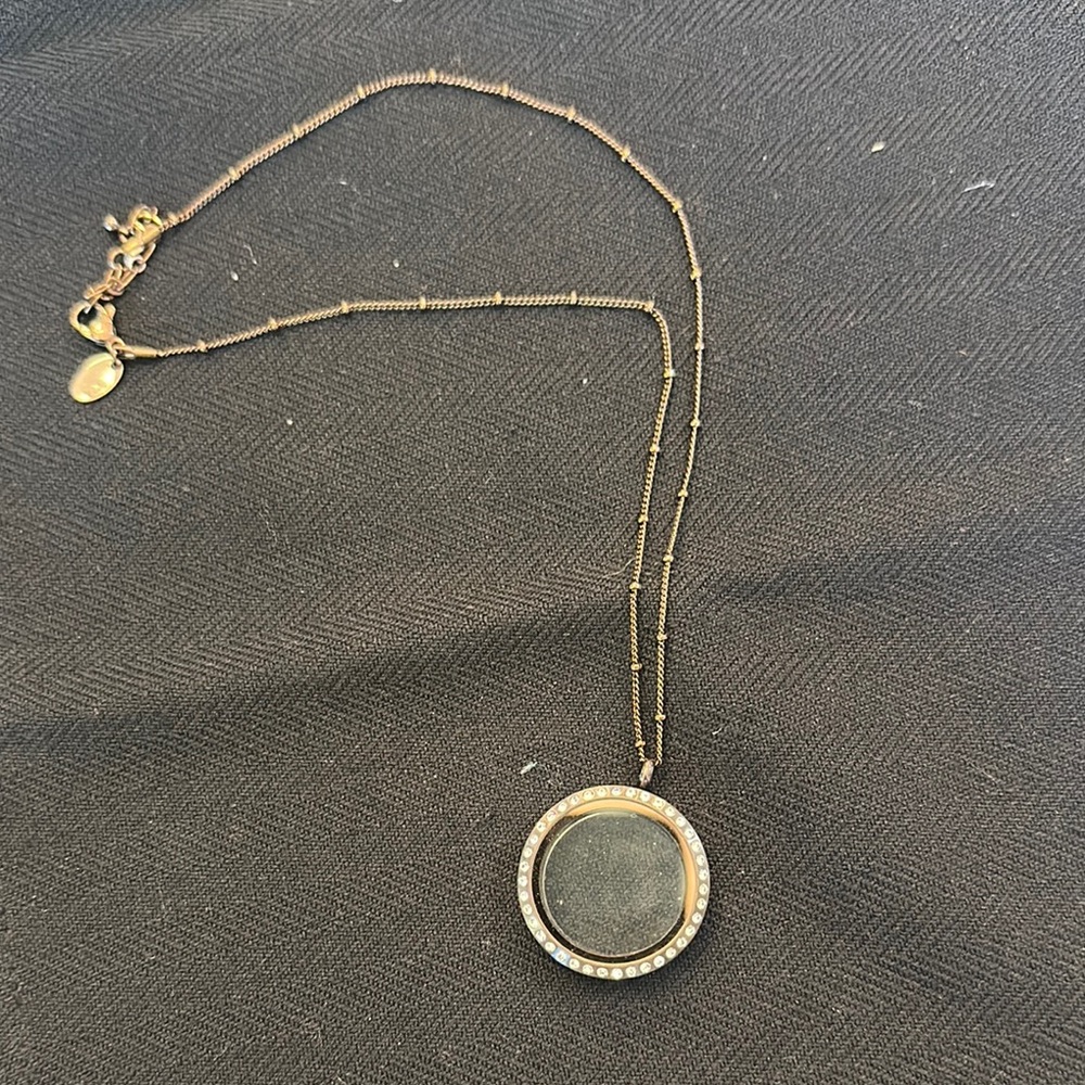 Elegant Gold Pendant Necklace